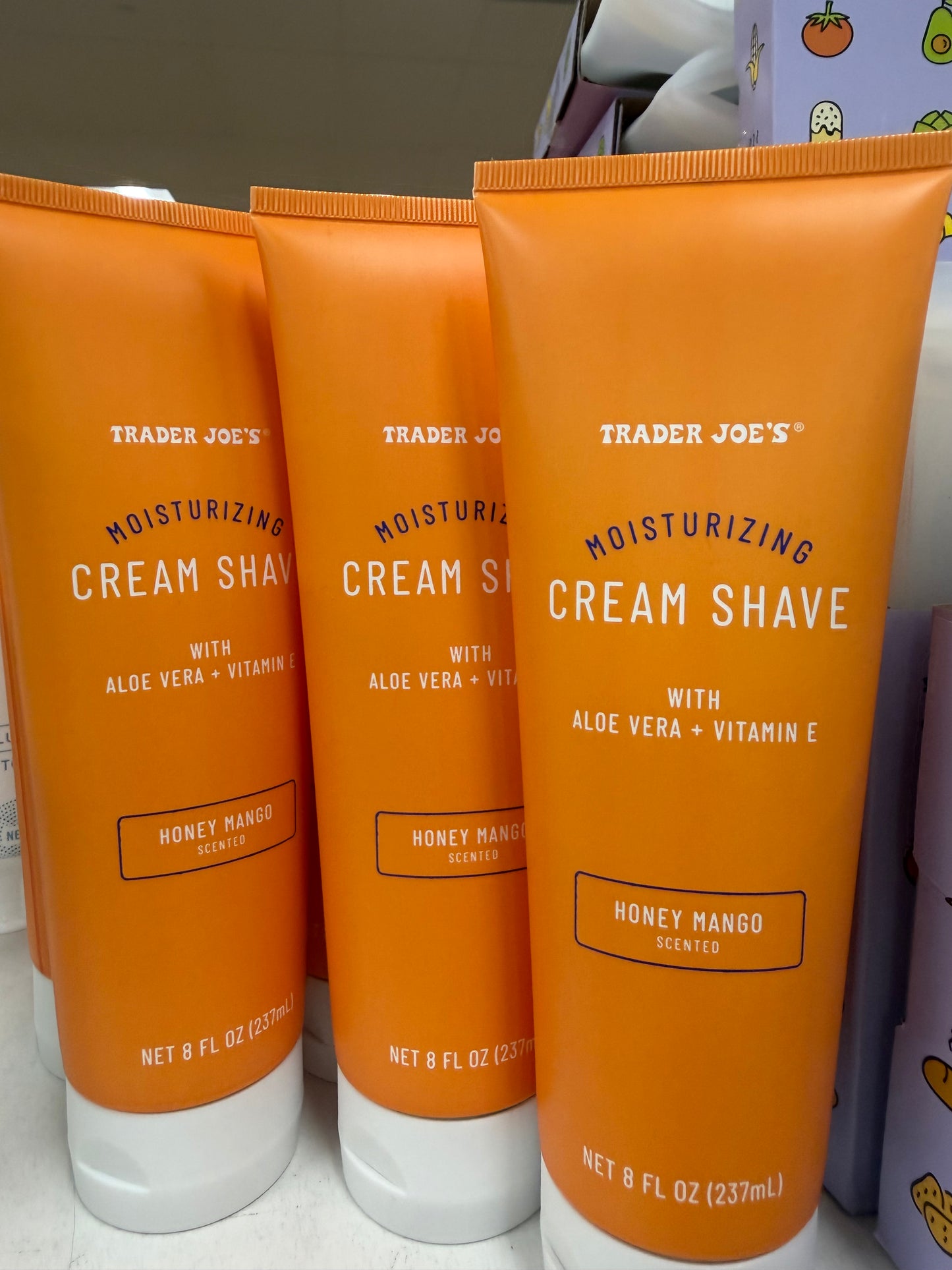 Moisturizing SHAVE CREAM
WITH ALOE VERA + VITAMINE