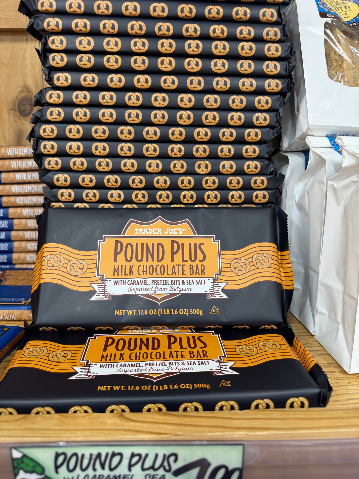 POUND PLUS
MILK CHOCOLATE BAR
WITH CARAMEL, PRETZEL BITS & SEA SALT
Imported from Belgium