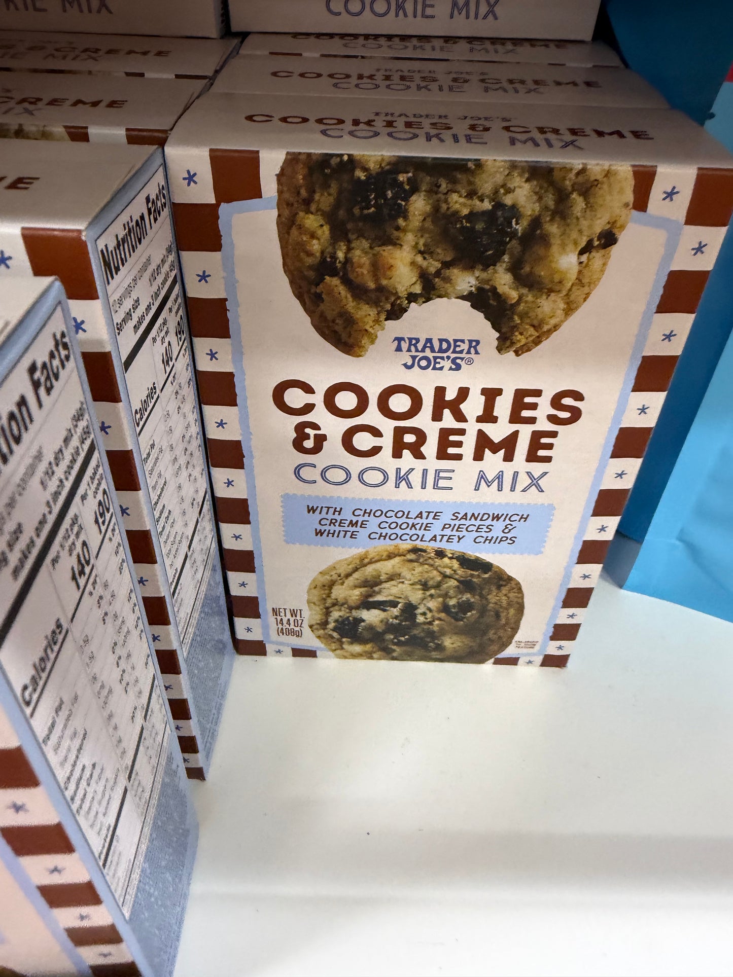 COOKIES & CREME

COOKIE MIX

WITH CHOCOLATE SANDWICH CREME COOKIE PIECES & WHITE CHOCOLATEY CHIPS