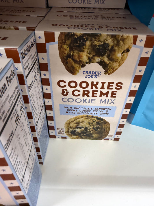 COOKIES & CREME

COOKIE MIX

WITH CHOCOLATE SANDWICH CREME COOKIE PIECES & WHITE CHOCOLATEY CHIPS