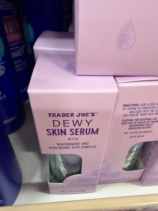 TRADER JOE'S®
DEWY
SKIN SERUM
WITH NIACINAMIDE AND
HYALURONIC ACID COMPLEX
NET 1 FL 87 (28g)