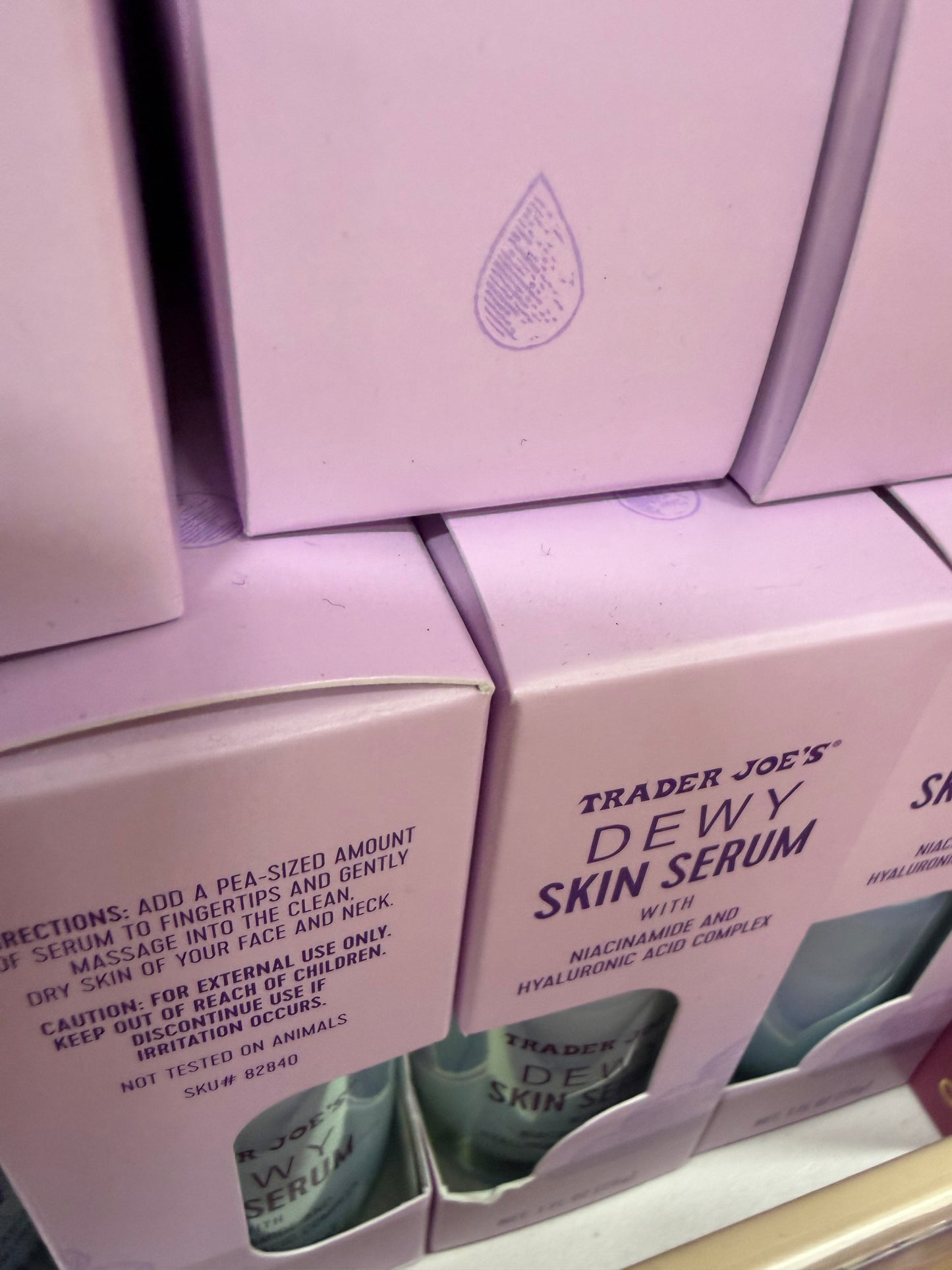 TRADER JOE'S®
DEWY
SKIN SERUM
WITH NIACINAMIDE AND
HYALURONIC ACID COMPLEX
NET 1 FL 87 (28g)