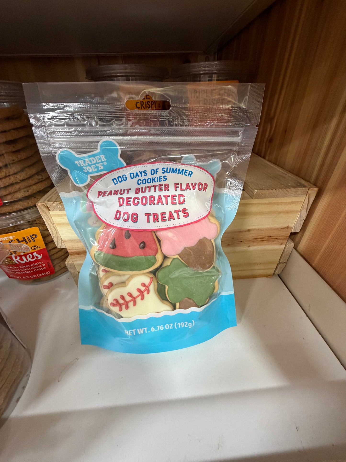 TRADER JOE'S°

DOG DAYS OF SUMMER

COOKIES

PEANUT BUTTER FLAVOR

DECORATED DOG TREATS